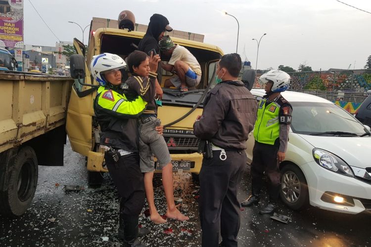 Ahmad Nursidik saat dievakuasi di Jalan Margonda, dekat lampu merah Jalan Juanda, Depok, Selasa (23/10/2018).