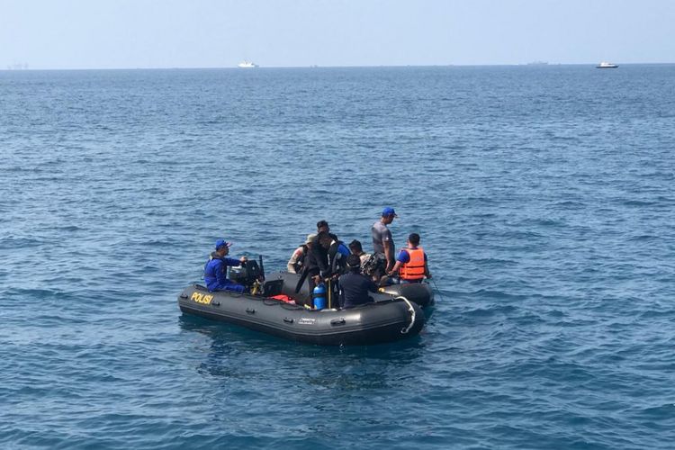 Penyelam dari Polisi Air Mabes Polri lakukan penyelaman untuk mencari pesawat Lion Air JT 610, di perairan Karawang, Jawa Barat, Rabu (31/10/2018). 