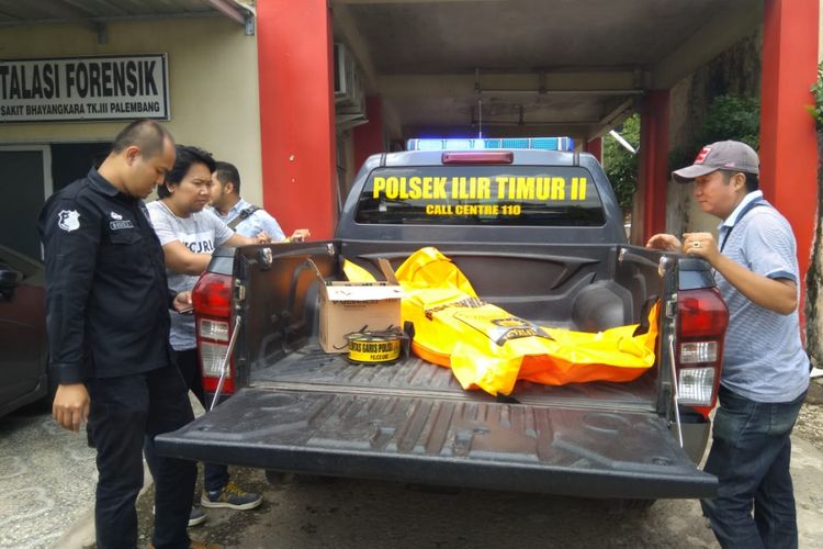 Jenazah CS (20) seorang mahasiswa yang merupakan pemandu karaoke ketika berada di rumah sakit Bhayangkara Palembang, Sumatera Selatan, Kamis (13/12/2018). Korban CS sendiri diduga tewas lantaran over dosis