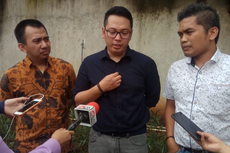 Suami Shezy Idris, Krishna Adhyata Pratama (tengah), didampingi tim kuasa hukum saat ditemui usai menjalani sidang perceraian lanjutan di Pengadilan Agama Jakarta Barat, Kembangan, Senin (28/1/2019).