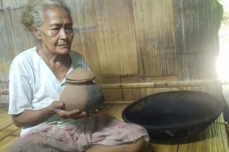 Yustina Ojing, nenek 79 tahun dari Kampung Baga, Flores, NTT, memperlihatkan pondo tana (periuk tanah liat) serta sewe tana (kuali tanah liat) buatannya, Selasa (29/1/2019). 
