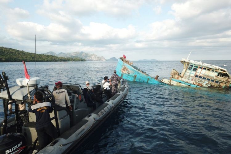 Pangkalan TNI Angkatan Laut (Lanal) Ranai memusnahkan 2 buah barang bukti berupa KIA Vietnam pelaku illegal fishing di Perairan Pulau Tiga Natuna, Kepulauan Riau dengan cara ditenggelamkan, Minggu (3/3/2019) sore.