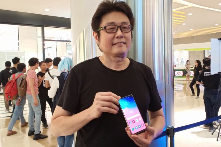 Tony Goh, pembeli pertama Samsung Galaxy S10 di sesi penjualan perdana di Jakarta, Jumat (8/3/2019).