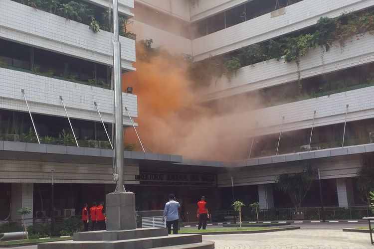 Simulasi evakuasi korban kebakaran di Gedung Direktorat Jenderal Bina Marga Kementerian PUPR, Jakarta, Jumat (26/4/2019).