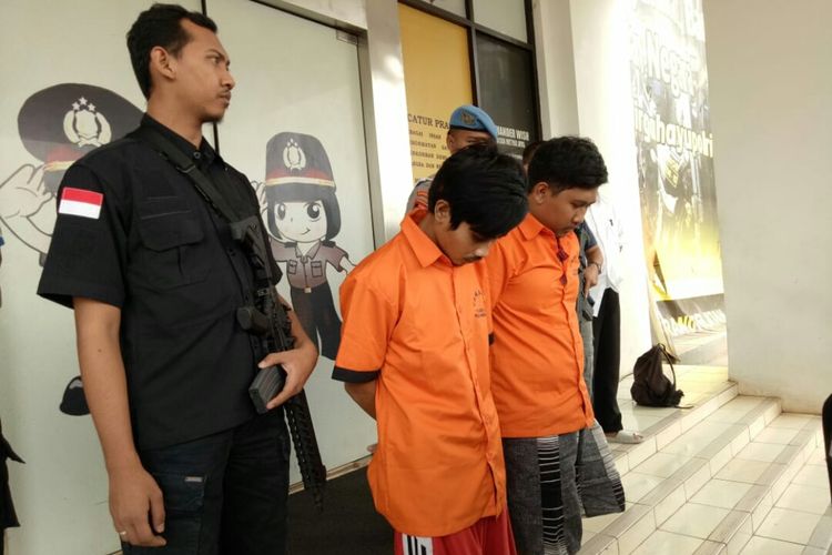 RM (Kiri) dan ES (kanan), Kedua pelaku pembobol minimarket di Cisauk, Kabupaten Tangerang. Pelaku ES merupakan mantan karyawan minimarket
