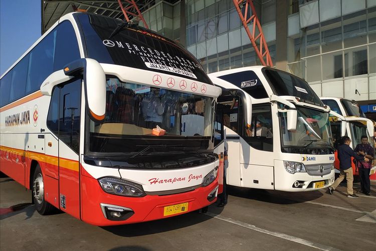 Kementerian Perhubungan (Kemenhub) resmi melepas operasional perdana bus AKAP Tol Trans Jawa yang mengangkut pemudik ke Surabaya, Provinsi Jawa Timur, Senin (27/5/2019).