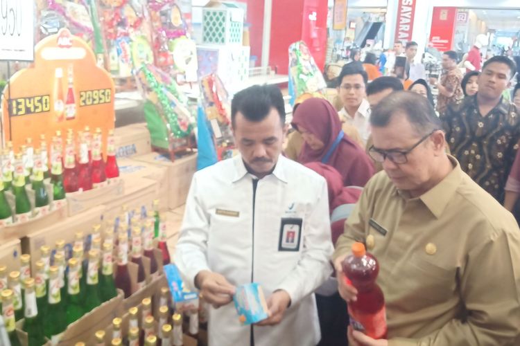Wagub Sumbar Nasrul Abit (kanan) didampingi Kepala BBPOM Padang sedang memeriksa produk minuman di Plaza Andalas, Padang, Selasa (28/5/2019)