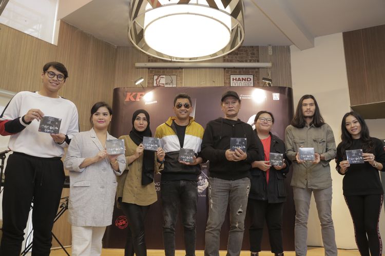Krishna Balagita berpose bersama sejumlah penyanyi dalam album bertajuk 20 Tahun Berkarya Krishna Balagita di kawasan Kemang Raya, Jakarta Selatan, Rabu (15/5/2019).
