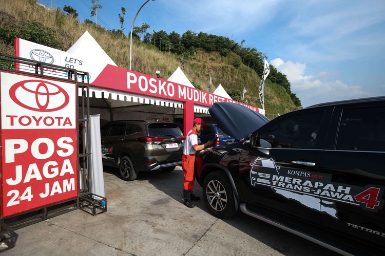Nasmoco membuka posko mudik Toyota di rest area Ungaran ruas tol Semarang - Solo Seksi 3 Bawen - Salatiga, Kabupaten Semarang, Jawa Tengah, Jumat (31/5/2019).