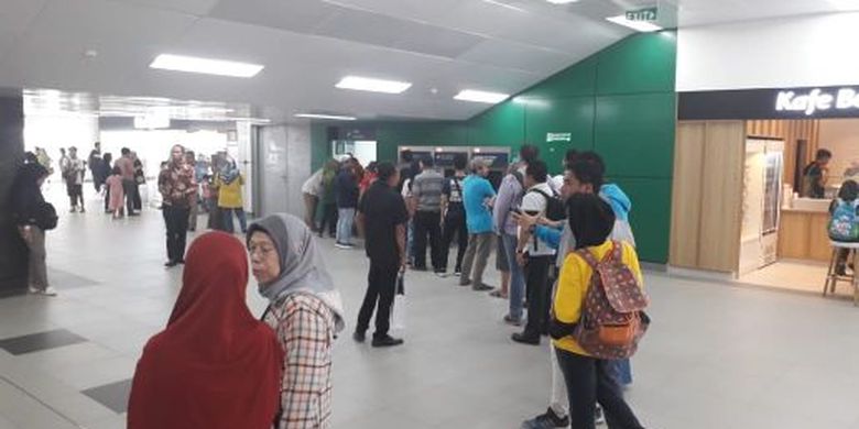Antrean loket mengular panjang di Stasiun MRT Lebak Bulus pada Selasa (2/4/2019) sore.