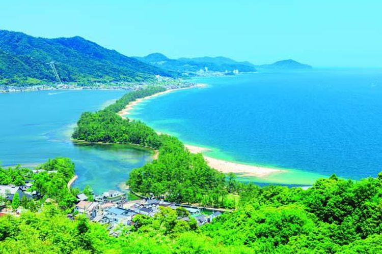 Pemandangan menakjubkan dari Amanohashidate View Land di selatan Taman Amanohashidate.