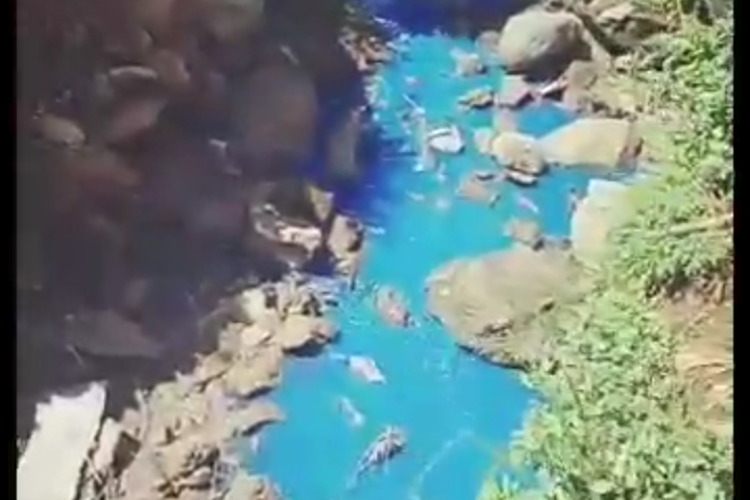 Tangkapan layar video air Kali Sunter di Cipinang Muara yang berubah warna menjadi biru pekat, Kamis (2/5/2019).