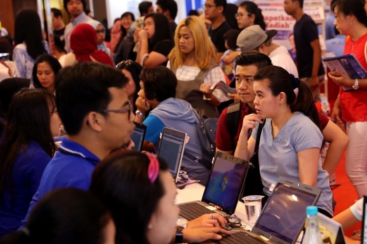 Pengunjung memadati pameran wisata bertajuk Garuda Indonesia Travel Fair (GATF) di JCC Senayan, Jakarta, Sabtu (11/3/2017). Pameran wisata ini diadakan pada tanggal 10-12 Maret 2017 secara serentak di 23 kota di Indonesia.