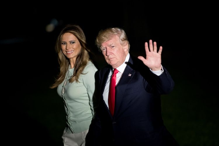 Presiden AS Donald Trump dan istrinya, Melania sesaat setelah tiba kembali di Washington DC usai kunjungan kerja ke luar negeri selama sembilan hari.