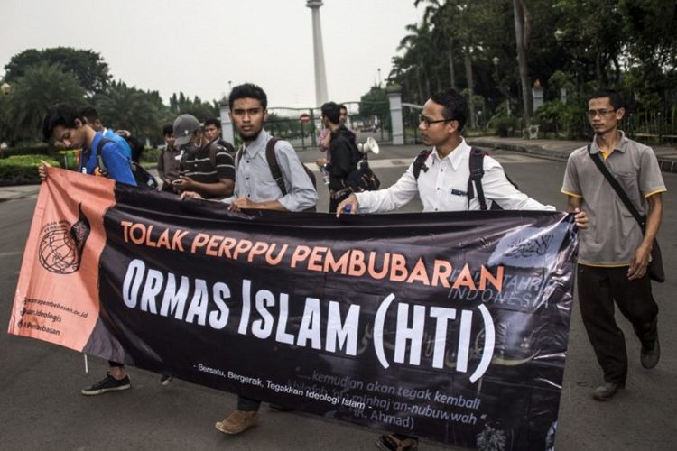 Demo di Jakarta yang dilakukan oleh aktivis Muslim pada 12 Juli 2017. Mereka menentang Perppu Pembubaran Ormas yang bisa dijadikan alat oleh pemerintah untuk membubarkan Hizbut Tahrir Indonesia (HTI). 