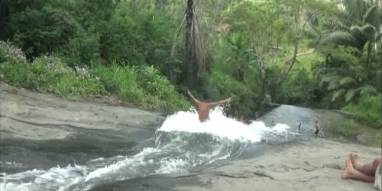 Sensasi bermain air ala wahana Waterboom bisa dirasakan ketika berkunjung ke obyek wisata alam Air Terjun Simbongan di Lembang Pabuaran, Kecamatan Makale Selatan, Kabupaten Tana Toraja, Sulawesi Selatan, Minggu (15/4/2018).