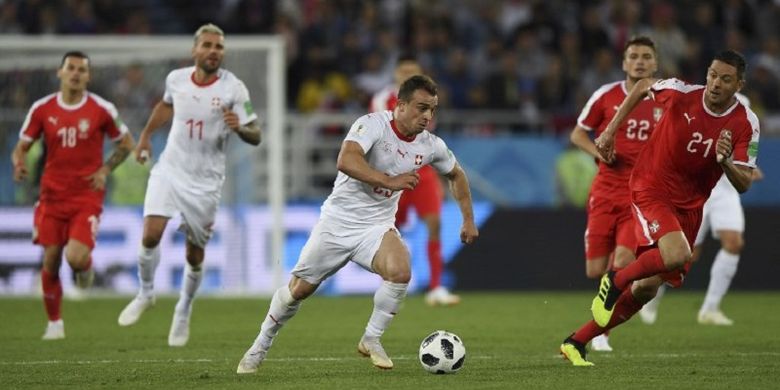 Gelandang Swiss, Xherdan Shaqiri, mencoba melewat pengawalan para pemain Serbia pada pertandingan Grup E Piala Dunia 2018, 22 Juni 2018. 