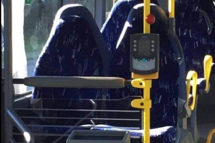 Foto deretan kursi kosong di dalam sebuah bus ini disangka sebagai para perempuan berburka oleh sebuah kelompok anti-imigran di Norwegia.