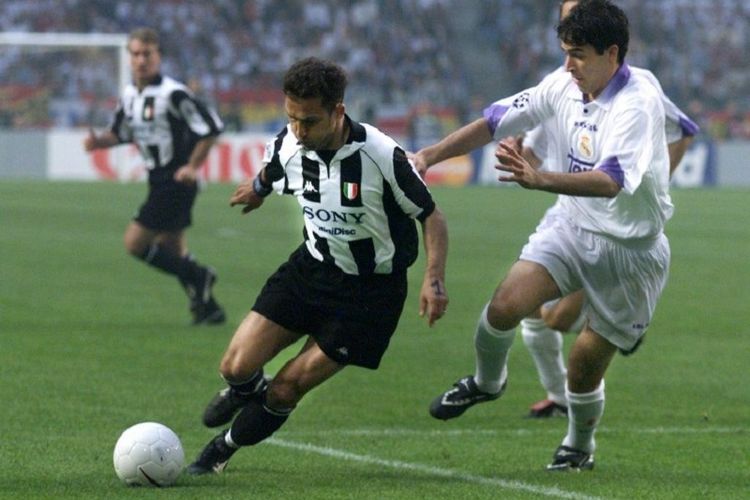 Dua pemain dengan nomor 7 di timnya masing-masing, Angelo Di Livio (Juventus) dan Raul Gonzalez (Real Madrid) pada sebuah pertandingan Liga Champions. 