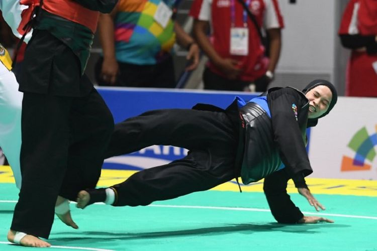 Aksi atlet pencak silat Indonesia, Sarah Tria Monita, pada semifinal nomor 55-60 kg, 26 Agustus 2018. 
