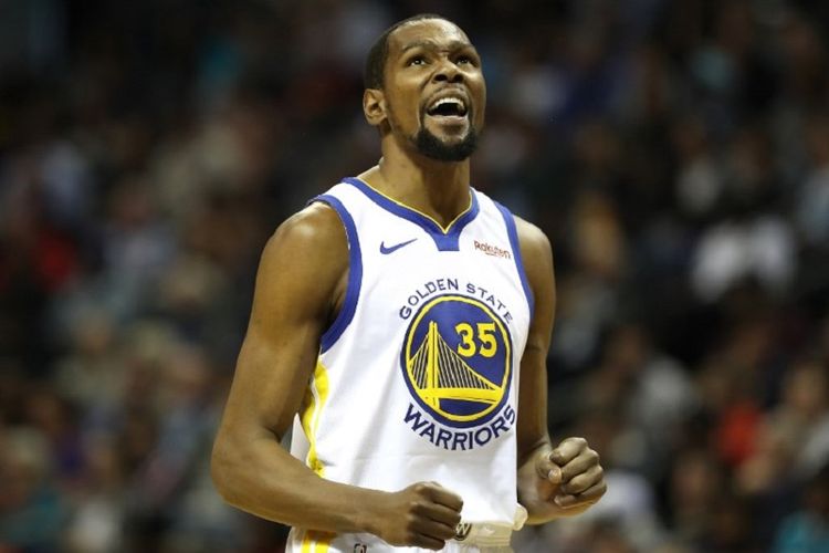 Pebasket Golden State Warriors, Kevin Durant, bereaksi saat pertandingan NBA melawan Charlotte Hornets, di Spectrum Center, Charlotte, Carolina, pada 25 Februari 2019 lalu.