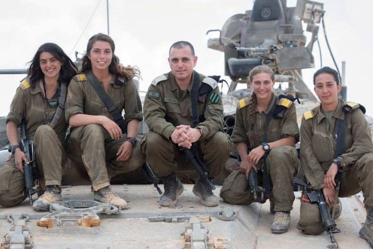 Empat tentara militer Israel yang telah resmi lulus sebagai komandan tank perempuan pertama Israel.