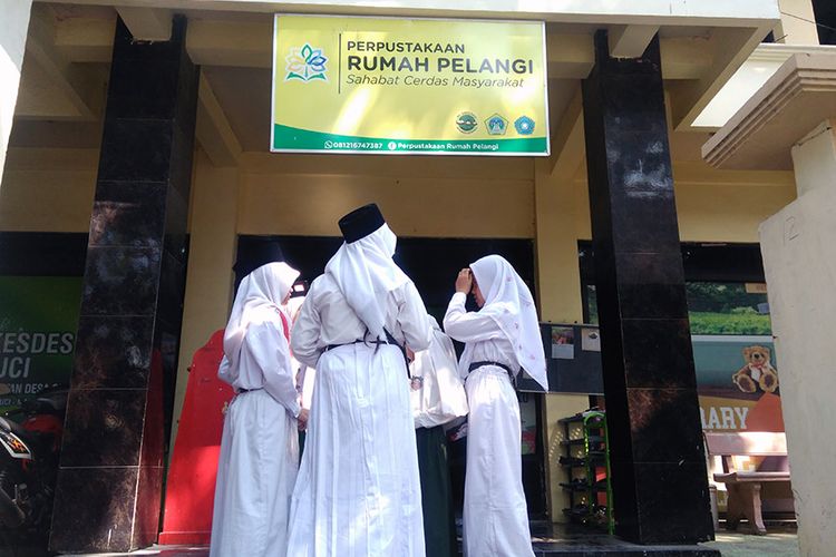 Suasana Taman Bacaan Masyarakat (TBM) Rumah Pelangi di Gresik, Jawa Timur, Jumat (17/8/2018). 