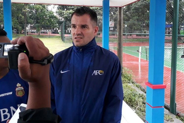 Pelatih Bhayangkara FC, Simon McMenemy, saat ditemui seusai latihan di lapangan luar Stadion Gajayana, Kota Malang, Kamis (18/1/2018).