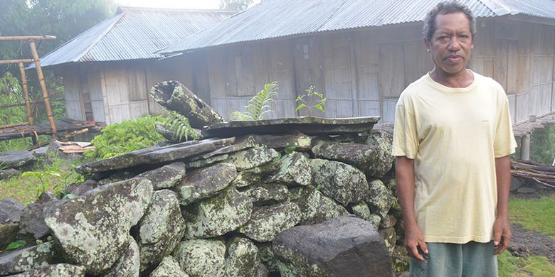 Benyamin Tongo (62) sebagai penjaga Kampung adat Wulu Nua Puu, Desa Wuliwala, Kecamatan Mauponggo, Kabupaten Nagekeo, Flores, NTT, Rabu (27/2/2019) berdiri disamping batu leluhur di kampung itu.