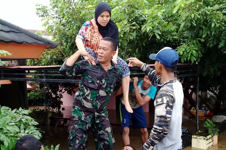 TNI AL di Bengkulu megevakuasi warga terjebak banjir 