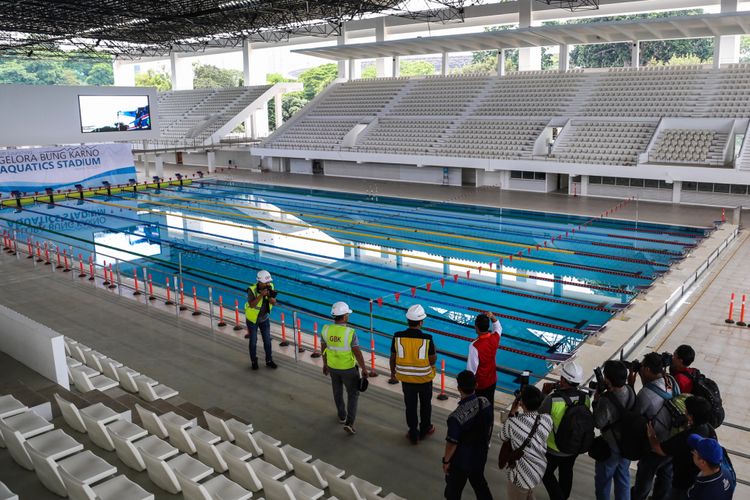 Wakil Gubernur DKI Jakarta Sandiaga Uno meninjau venue Stadion Akuatik untuk Asian Games 2018 di Kompleks Gelora Bung Karno (GBK), Senayan, Jakarta Pusat, Minggu (12/11/2017). Sandiaga Uno memastikan Pemerintah Provinsi DKI Jakarta akan mempermudah semua bentuk perizinan yang diperlukan untuk venue Asian Games 2018 di Kompleks Gelora Bung Karno (GBK). KOMPAS.com/GARRY ANDREW LOTULUNG