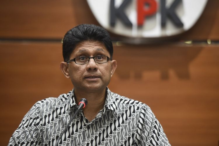 Wakil Ketua KPK Laode Muhammad Syarif memberikan keterangan pers terkait OTT di gedung KPK, Jakarta, Rabu (2/8). KPK menetapkan lima tersangka yang terjaring operasi tangkap tangan (OTT) di Pamekasan, Jawa Timur, yakni Bupati Pamekasan Achmad Syafii, Kajari Pamekasan Rudi Indra Prasetya, Kepala Inspektorat Kabupaten Pamerkasan Sucipto Utomo, Kabag Inspektorat Noer Solehhoddin dan Kepala Desa Dassok, Kecamatan Pademawu, Kabupaten Pamekasan Agus Mulyadi terkait suap dalam penanganan kasus dana desa yang sedang ditangani Kejari Pamekasan. ANTARA FOTO/Hafidz Mubarak A/aww/17.