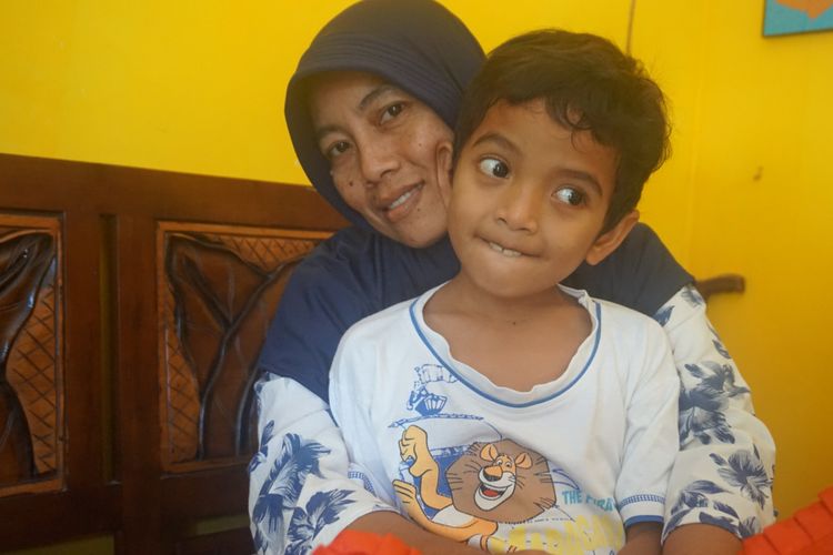 Abi dan ibunya Rahayu saat di temui di rumahnya Rabu (13/9/2017)