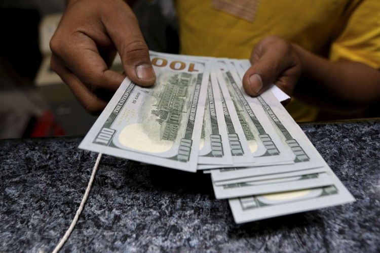 Petugas menghitung pecahan dollar Amerika di salah satu gerai penukaran mata uang di Kwitang, Jakarta, Jumat (29/6/2018). Nilai tukar rupiah terhadap dollar AS pada perdagangan Jumat (29/6/2018) siang berada pada level Rp 14.360.