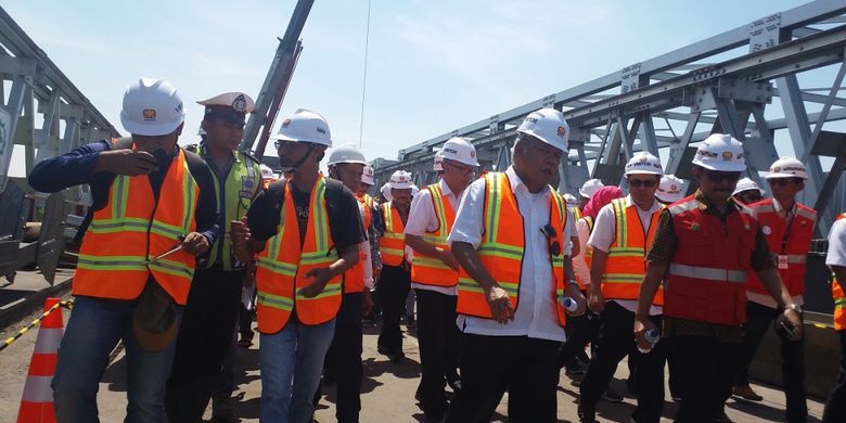 Menteri Pekerjaan Umum dan Perumahan Rakyat Basuki Hadimuljono sedang meninjau perbaikan Jembatan Cincin Lama di Kabupaten Lamongan, Jumat (11/5/2018).