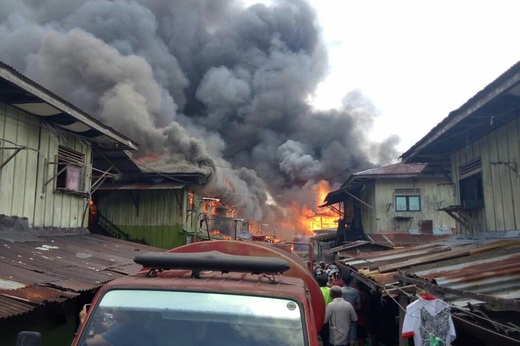 Proses pemadaman kebakaran mess karyawan PT Korindo Ariabima Sari, Pangkalan Bun, Kalimantan Tengah, Sabtu (14/4/2018)