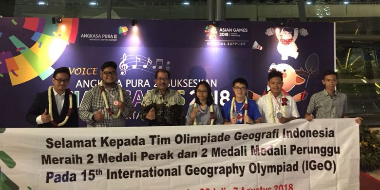 Tim Olimpiade Geografi Indonesia berhasil meraih prestasi dengan meraih 2 medali perak dan 2 medali perunggu dalam International Geography Olympiad (IGeO) 2018. 