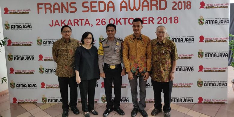 Brigadir Polisi Muhamad Saleh dari Bombana, Sulawesi Tenggara, meraih penghargaan FSA 2018 dari kategori bidang pendidikan, sementara Edi Syahputra, dari Langkat, Sumatera Utara, menjadi pemenang dari kategori bidang kemanusiaan.