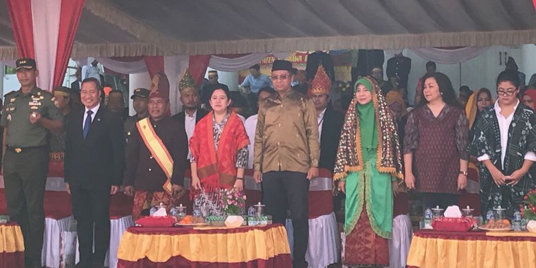 Menko PMK Puan Maharani (pakai selendang merah) menghadiri acara Hari Ulang Tahun (HUT) Kabupaten Sumbawa Barat (KSB), di Lapangan Kantor Pemerintah Daerah KSB, Taliwang, Nusa Tenggara Barat (NTB), Selasa (20/11/2018).