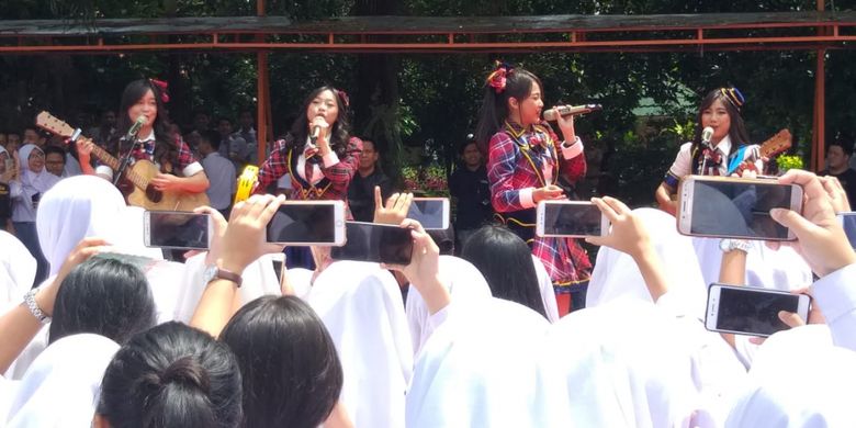 Selain penghargaan, penampilan JKT 48 menjadi salah satu hadiah bagi Slamet Gunaedi, satpam viral, dan siswa SMAN 4 Tangerang Selatan, Senin (04/02/2019)