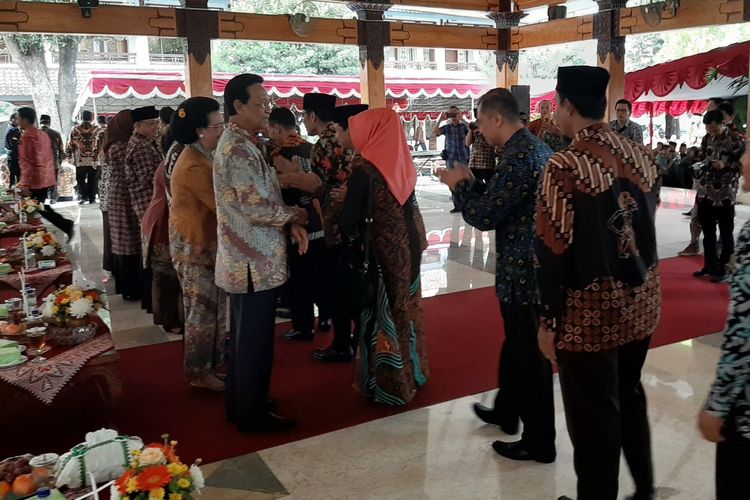 Gubernur DIY Sri Sultan Hamengku Buwono X ( Baju Batik yang Membelakangi) Saat Silaturahmi dan Syawalan Gubernur DIY Tahun 1440 H / 2019 M, di Pendopo Parasamya Kabupaten Bantul Kamis (13/6/2019).