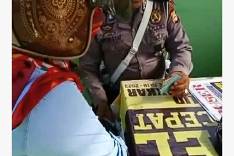 Oknum polantas di Kota Makassar diduga terima pungli dari seorang pengendara yang terkena tilang. 