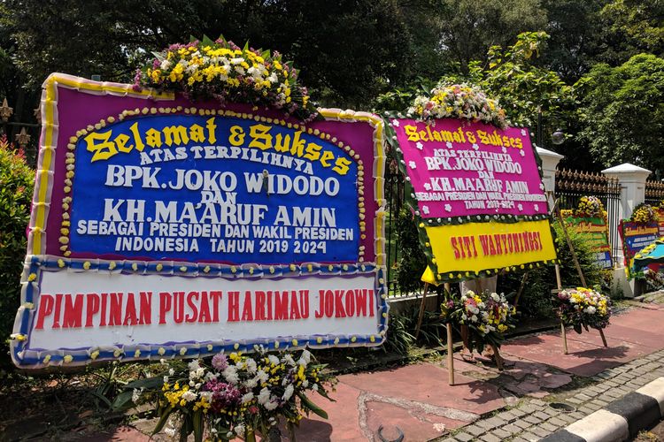 Puluhan Karangan Bunga Untuk Jokowi-Maruf Terpasang di Depan Istana Merdeka