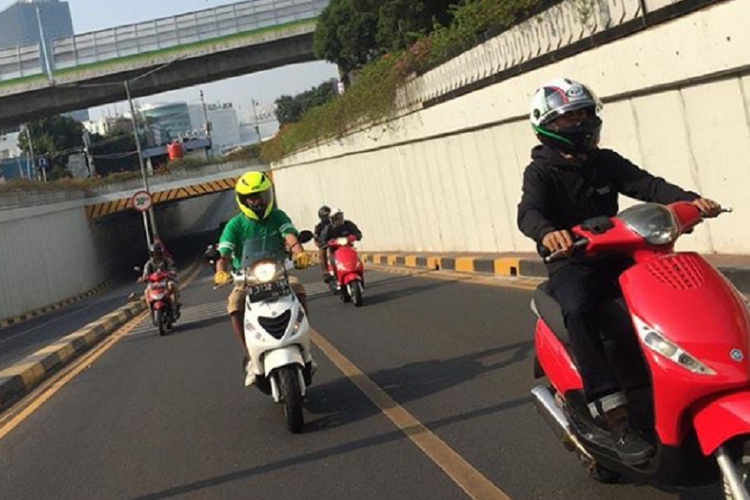 Kegiatan riding bersama yang diadakan komunitas pengguna Piaggio Zip yang menamakan diri Piaggio Zip Enthusiast (PZE).