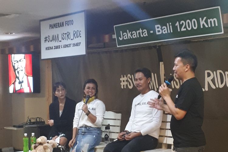 Pembawa acara dan artis peran Nirina Zubir dan suaminya Ernest menggelar pameran foto bersepeda Jakarta-Bali di Pasaraya Blok M, Jakarta pada 7-9 Agustus 2019.