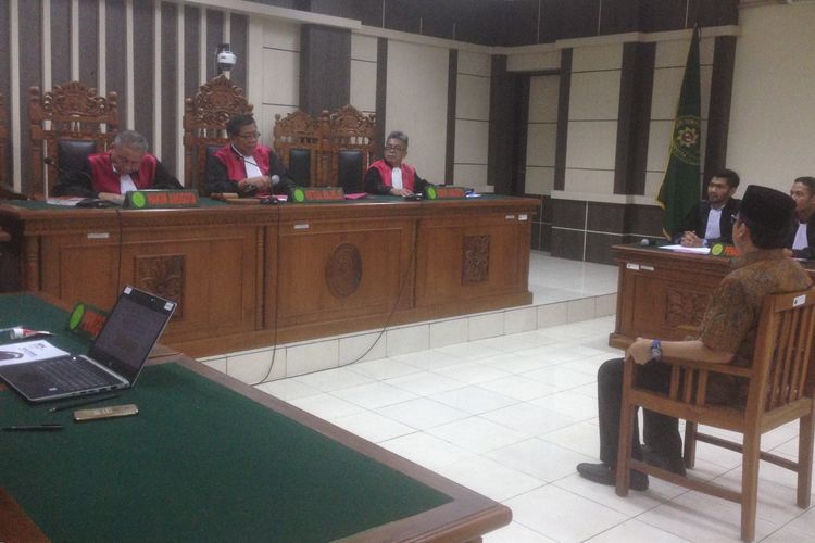 Wakil Ketua DPR RI Taufik Kurniawan didakwa telah menerima yang suap hingga Rp 4,8 miliar dalam kasus suap di Pengadilan Tipikor Semarang, Rabu (20/3/2019).