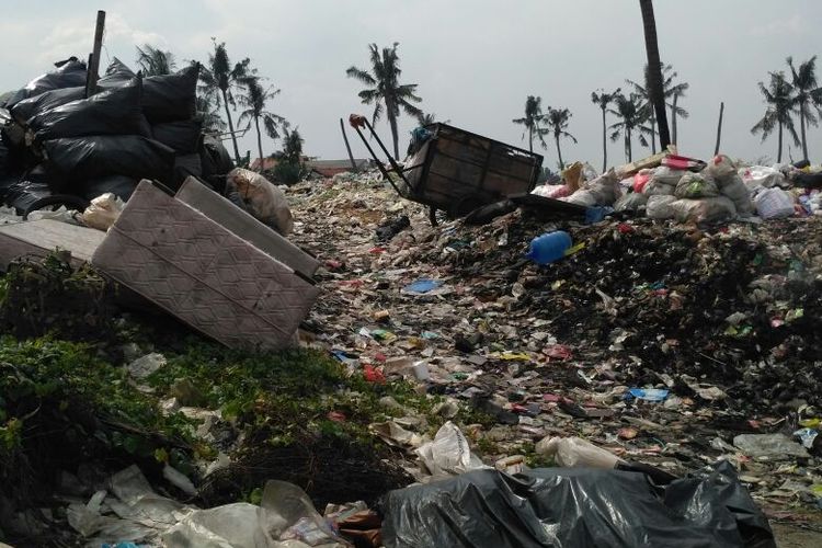 Sampah menggunung di daerah perbatasan Benda, Tangerang dan Kalideres, Jakarta Barat berada dekat dengan pemukiman warga dan membuat mereka mengeluh akibat aroma juga dampak kesehatan yang terjadi. 