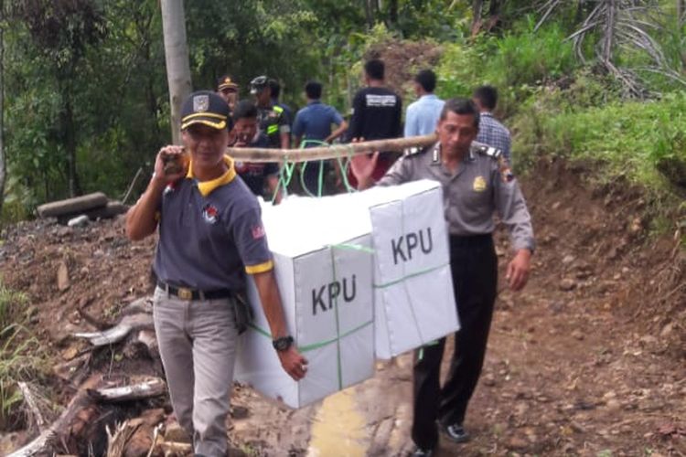 Proses pengiriman logistik di salah satu kampung yang ada di Kabupaten Yalimo, Papua, harus dilakukan dengan berjalan kaki