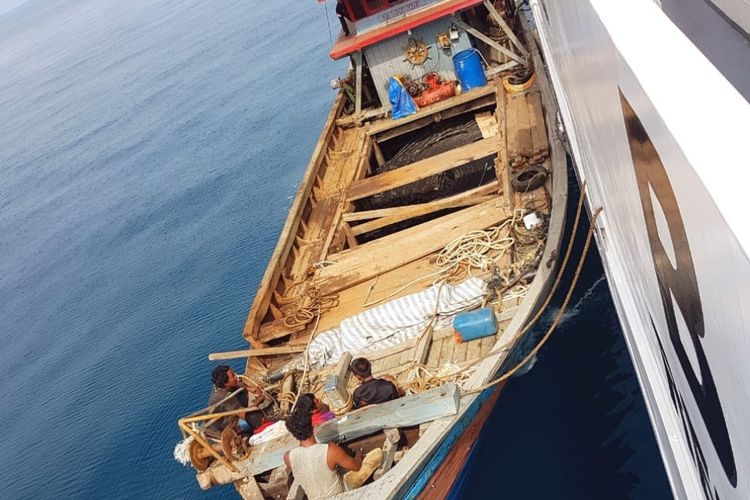 Dua tersangka berikut barang bukti 5 ton kabel bawa laut yang berhasil diamankan Bakamla saat melakukan aksinya di perairan Bintan, Kepulauan Riau