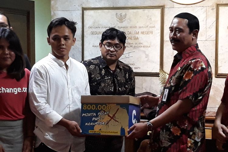 Aktivis Indonesia Corruption Watch (ICW) menyerahkan petisi online berisi 800.000 tanda tangan mendukung pemecatan PNS koruptor di Gedung Kementerian Dalam Negeri, Jakarta, Jumat (12/4/2019).